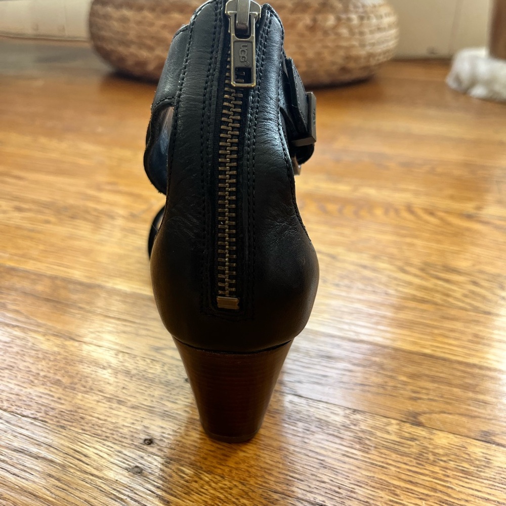 UGG Women's Black Leather Sandals - Picture 4 of 16